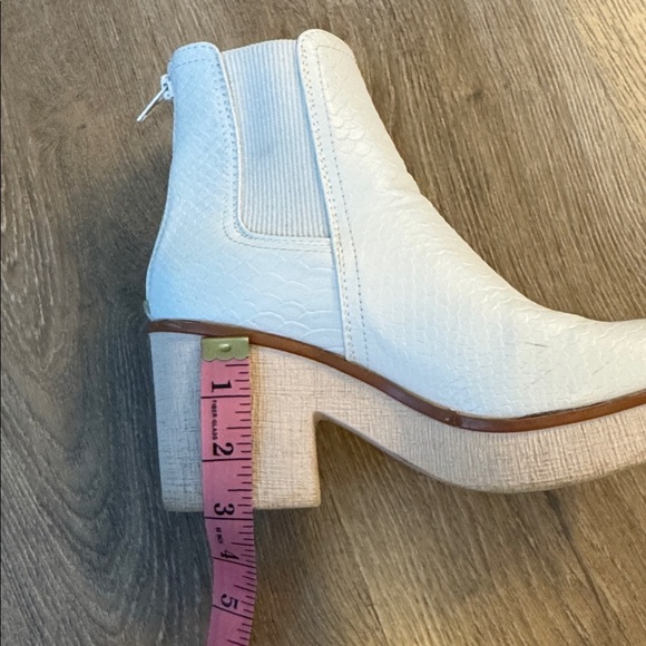 Pierre dumas- White Women's Boots- size 7 (runs large) - Picture 7 of 7